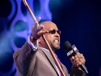 MVP hält einen Gehstock in seiner rechten Hand