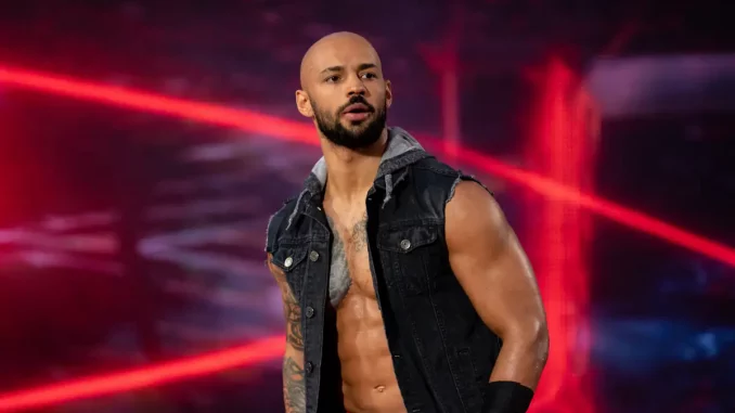 Ricochet blickt von der Stage zum Ring