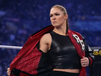 Ronda Rousey zieht vor einem Kampf ihre Jacke aus