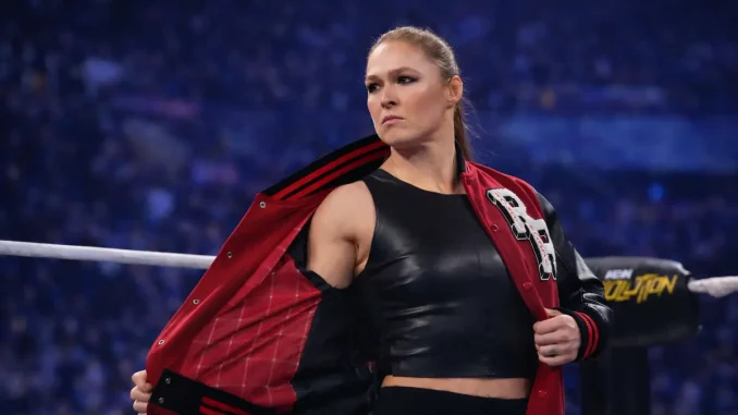 Ronda Rousey zieht vor einem Kampf ihre Jacke aus