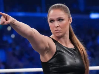 Ronda Rousey steht im Ring und streckt einen Finger zeigend aus