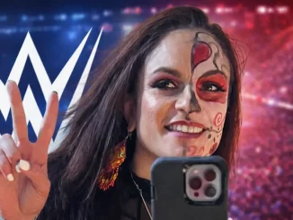 Thunder Rosa lächelt vor ihrem Handy und dem WWE Logo