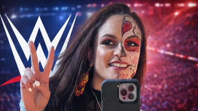 Thunder Rosa lächelt vor ihrem Handy und dem WWE Logo