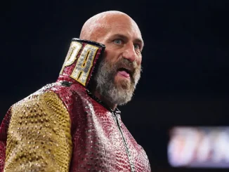 Tommaso Ciampa steht im Ring und blickt kraftvoll