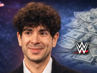 Tony Khan lächelt neben einem Berg Bargeld