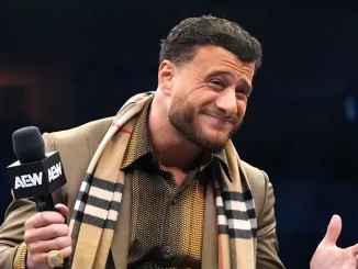 MJF steht ratlos mit einem AEW-Mikrofon im Ring