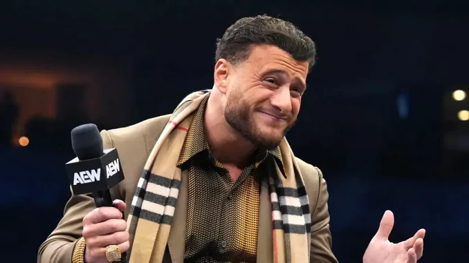 MJF steht ratlos mit einem AEW-Mikrofon im Ring