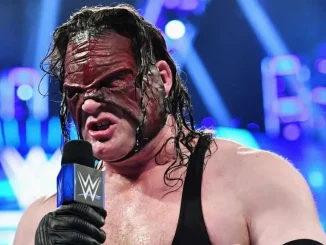 Kane hält für seine In-Ring Promo ein WWE Mikrofon in der Hand