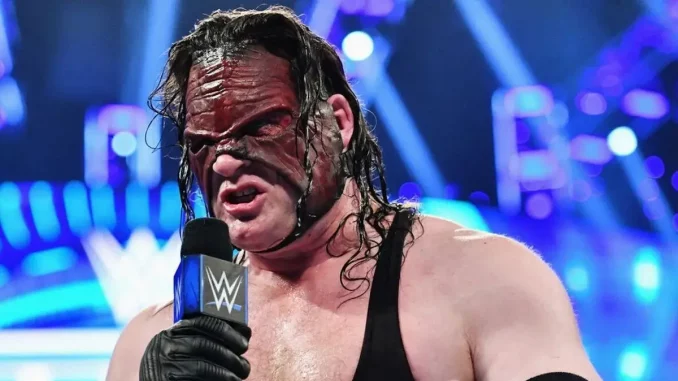 Kane hält für seine In-Ring Promo ein WWE Mikrofon in der Hand