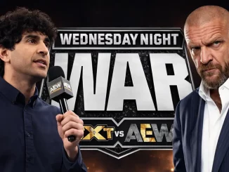 Tony Khan und Triple H stehen vor dem Wednesday Night War Logo