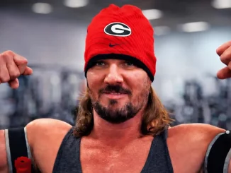 AJ Styles zeigt seine Muskeln im Fitnessstudio