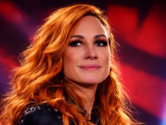 Becky Lynch steht auf der Stage und strahlt