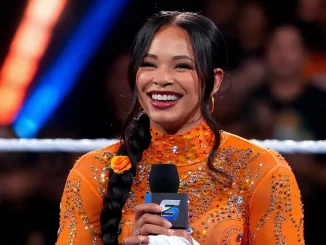 Bianca Belair steht strahlend im Ring