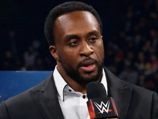 Big E spricht ins WWE-Mikrofon