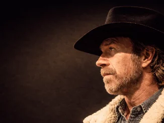 Chuck Norris blickt in die Ferne