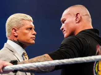 Cody Rhodes und Randy Orton stehen sich im Ring gegenüber und starren sich an