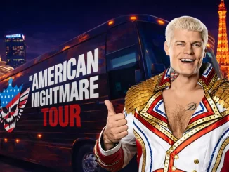 Cody Rhodes steht lächelnd vor seinem Tourbus