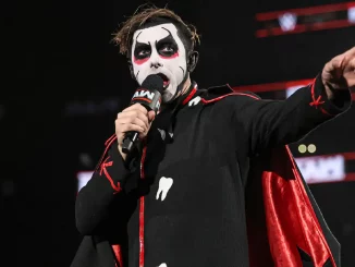 Danhausen zeigt mit dem Finger ins Publikum