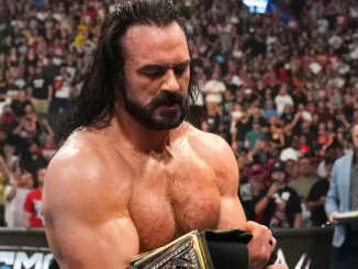 Drew McIntyre hält den WWE-Champion Belt in den Händen.