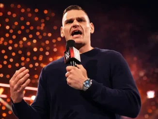 Gunther steht für sein Statement am WWE-Mikrofon im Ring