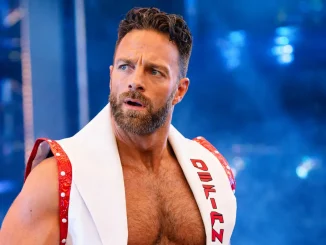 LA Knight steht auf der Bühne und wirkt verunsichert