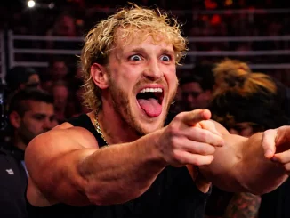 Logan Paul streckt die Finger aus
