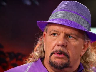 Michael Hayes im lila Outfit