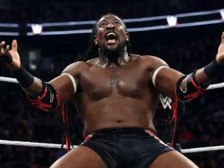 Oba Femi posiert im WWE Ring