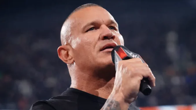 Randy Orton spricht ins WWE Mikrofon