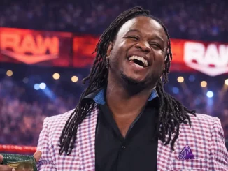 Reggie steht im Ring und lacht