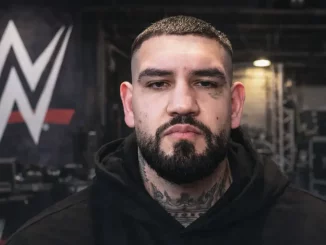 Rezwar blickt direkt in die Kamera