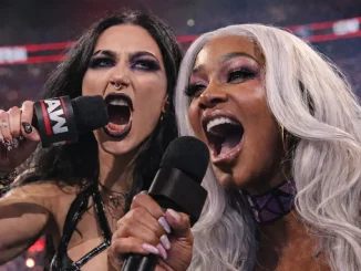 Rhea Ripley und Jade Cargill sind jeweils am Mikrofon