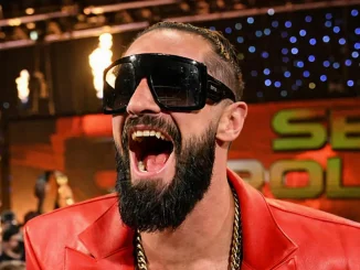 Seth Rollins trägt eine Sonnenbrille und lacht