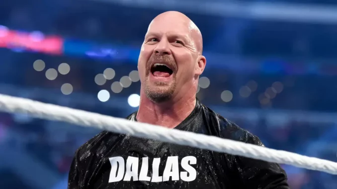 Steve Austin steht lachend im Ring
