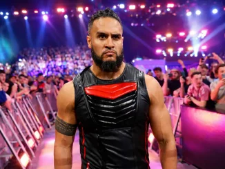 Tama Tonga läuft zum Ring
