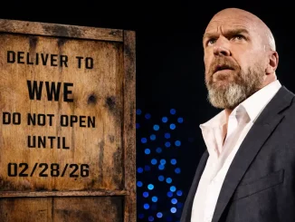 Triple H bei der mysteriösen WWE Kiste