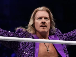 Chris Jericho blickt vom Ring aus ins Publikum