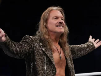 Chris Jericho blickt ins Publikum und breitet die Arme aus