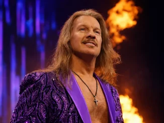 Chris Jericho steht lachend auf der Bühne