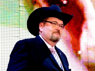 Jim Ross bei seinem Auftritt auf der Bühne