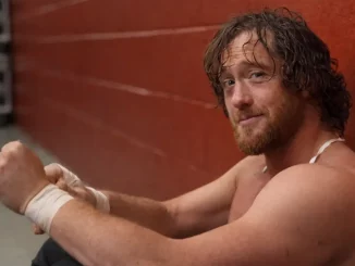 Kyle O’Reilly sitzt im Backstagebereich auf dem Boden und blickt in die Kamera