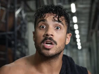 Max Caster befindet sich im Backstagebereich von AEW