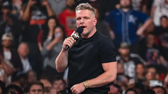 Pat McAfee hält eine Promo bei WWE RAW