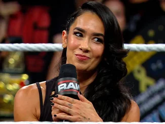 AJ Lee hält ein WWE RAW Mikrofon in der Hand