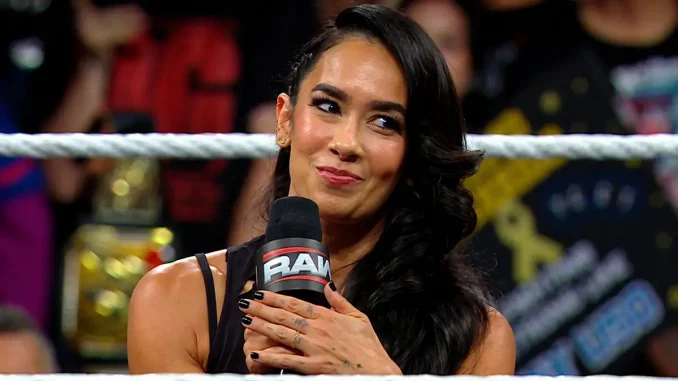 AJ Lee hält ein WWE RAW Mikrofon in der Hand