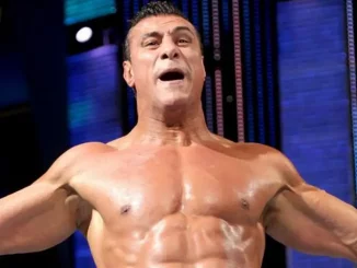 Alberto Del Rio präsentiert seine muskulöse Stärke