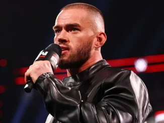 Austin Theory hält für seine Rede ein Mikrofon in der Hand