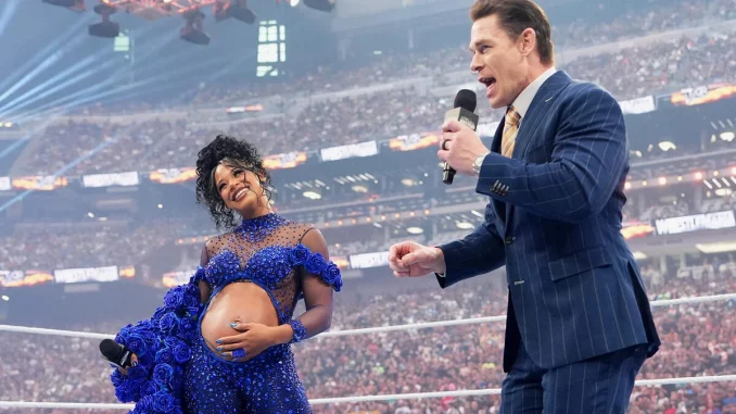 John Cena und die schwangere Bianca Belair im Ring