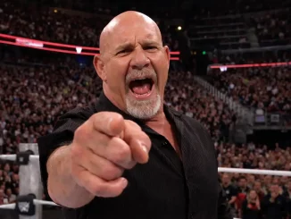 Bill Goldberg zeigt mit seinem Finger auf die Kamera