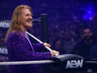 Chris Jericho hält das Ringseil fest und lächelt